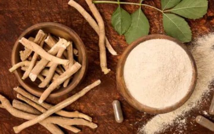 Ashwagandha roots & powder